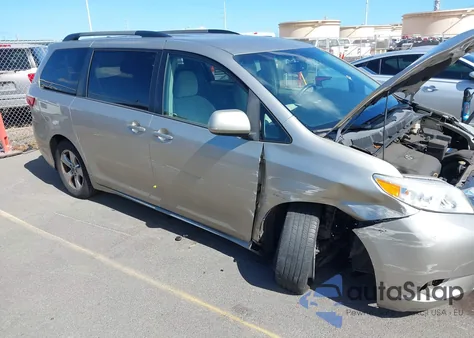 2016 Toyota Sienna Le 8 Passenger z USA, uszkodzony, nr VIN 5TDKK3DC3GS735927